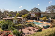 SLG House, a S&atilde;o Paulo home with a large green garden and swimming pool