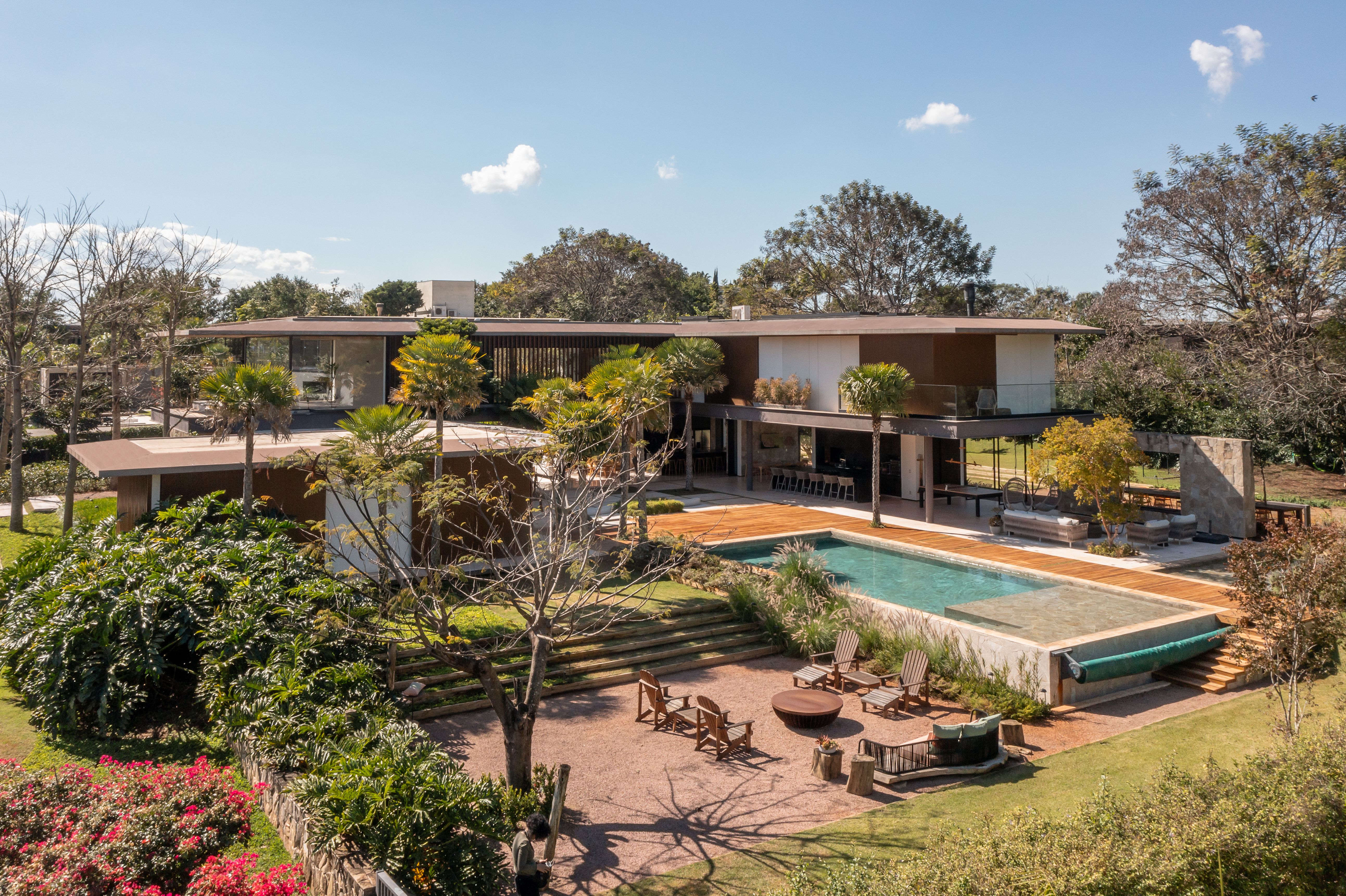 SLG House, a S&atilde;o Paulo home with a large green garden and swimming pool
