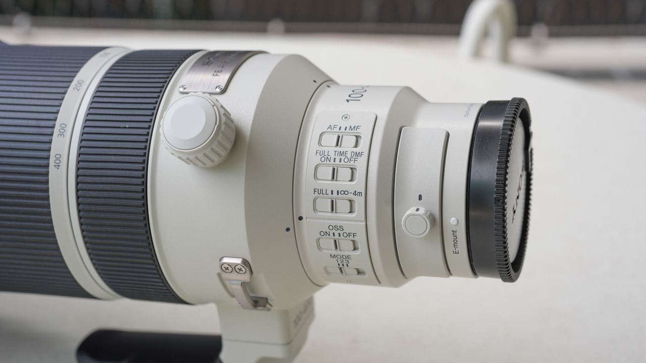 A picture of the Sony 100-400mm f/4.5 GM lens, showing the various switches and buttons at the base of the lens.