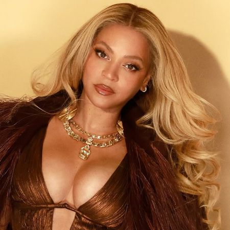 Beyonc&eacute; reunited with Kelly Rowland in a menswear-inspired concert outfit and gold jewelry
