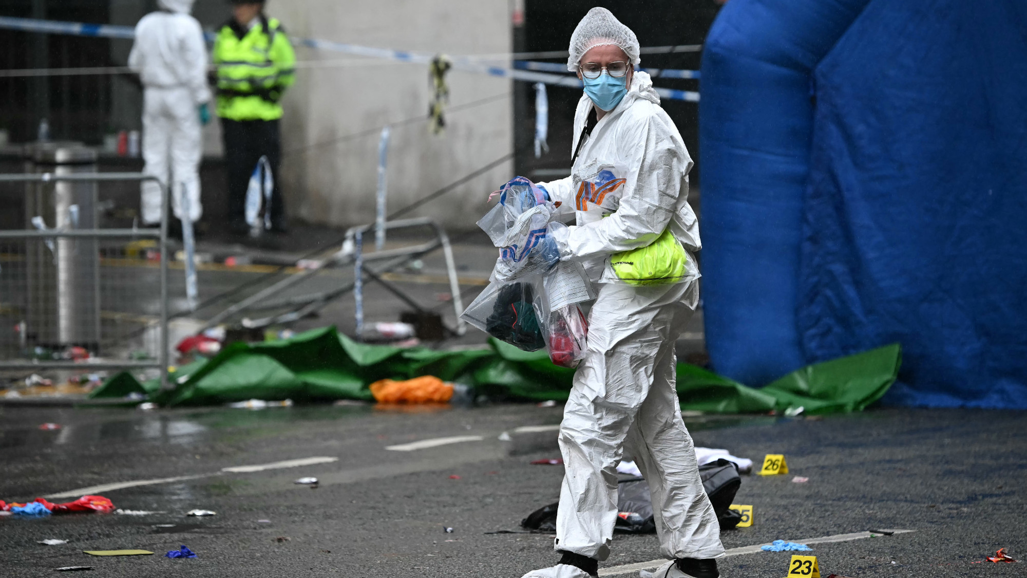 A forensic officer