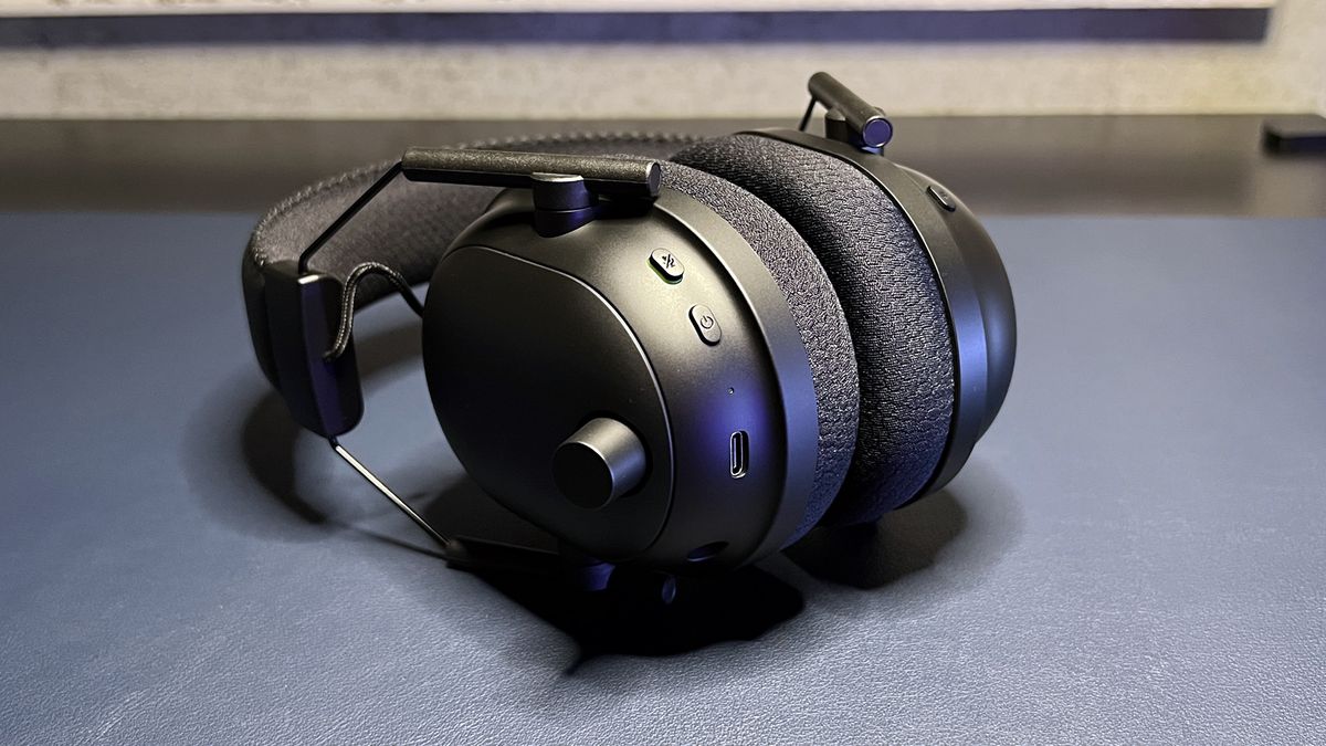 black razer gaming headset buttons