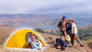 En kvinna som sitter utanför ett tält bredvid en grupp vänner på ett berg.