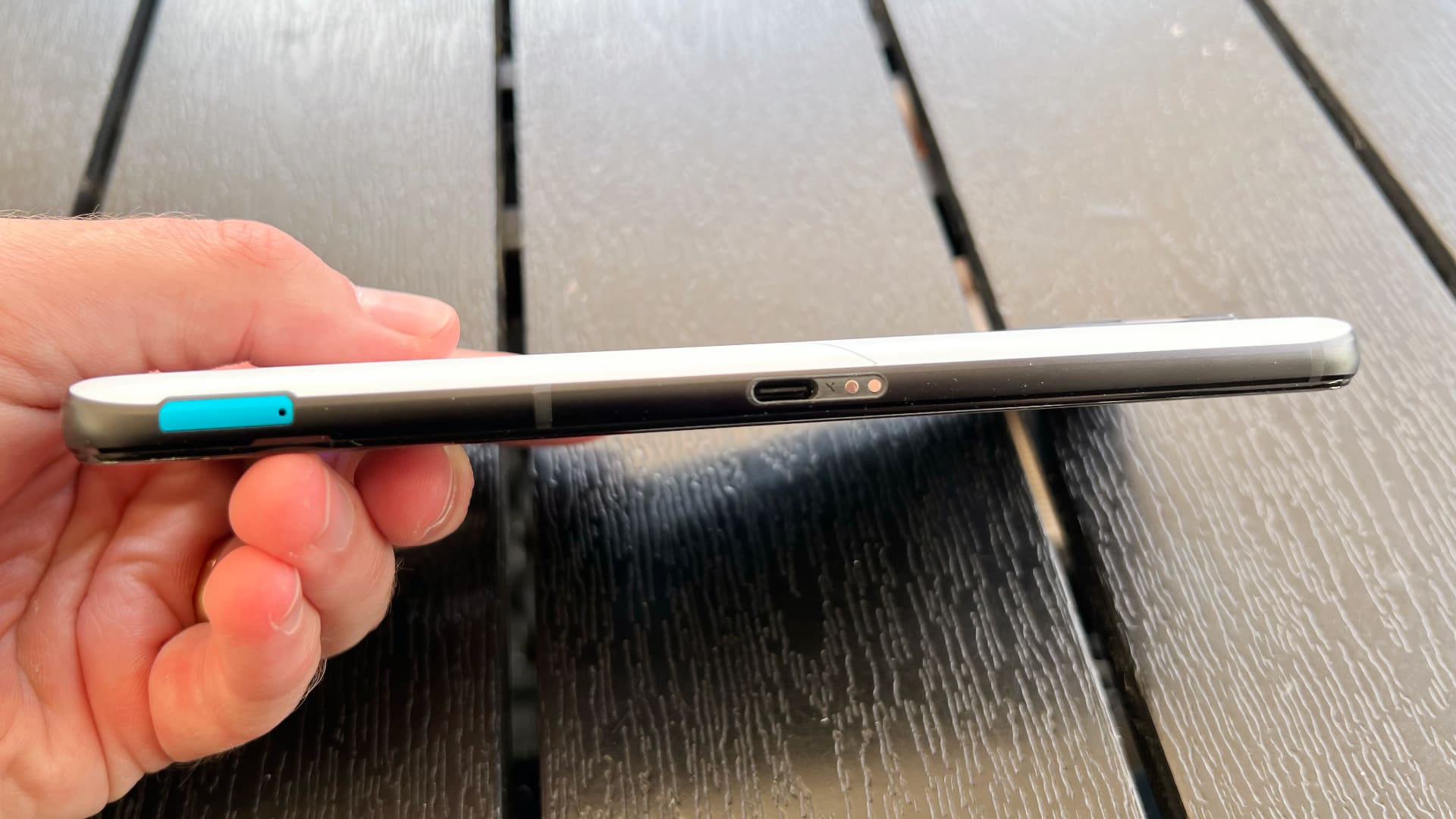 Asus Rog phone 7 och Aerocooler 7 på svart bord