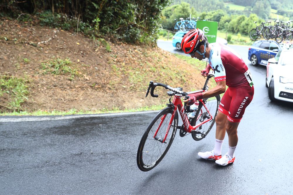 Tiago Machado deals with a mechanical during stage 12 at the Vuelta