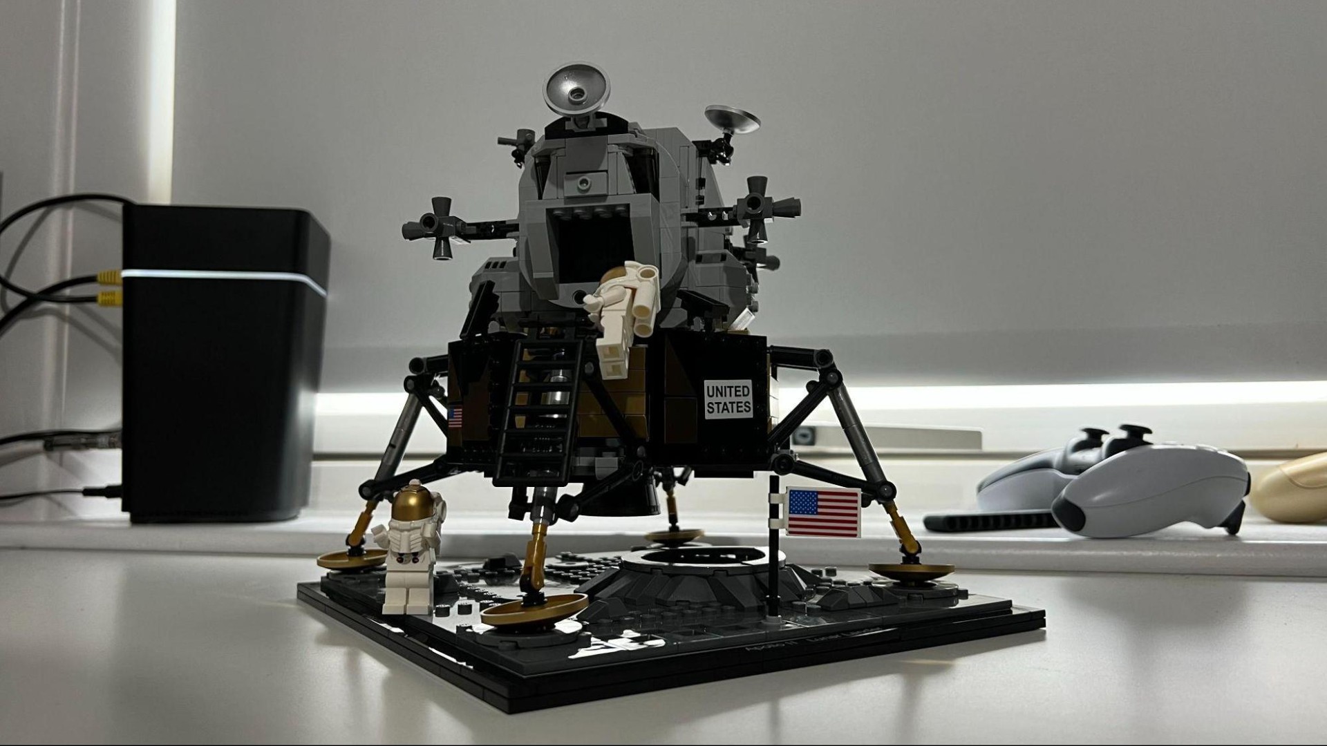 Lego NASA Apollo 11 Lunar Lander 10266_product shot 2