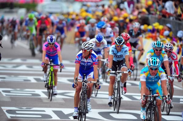 Vinokourov, Cunego and Contador cross the line