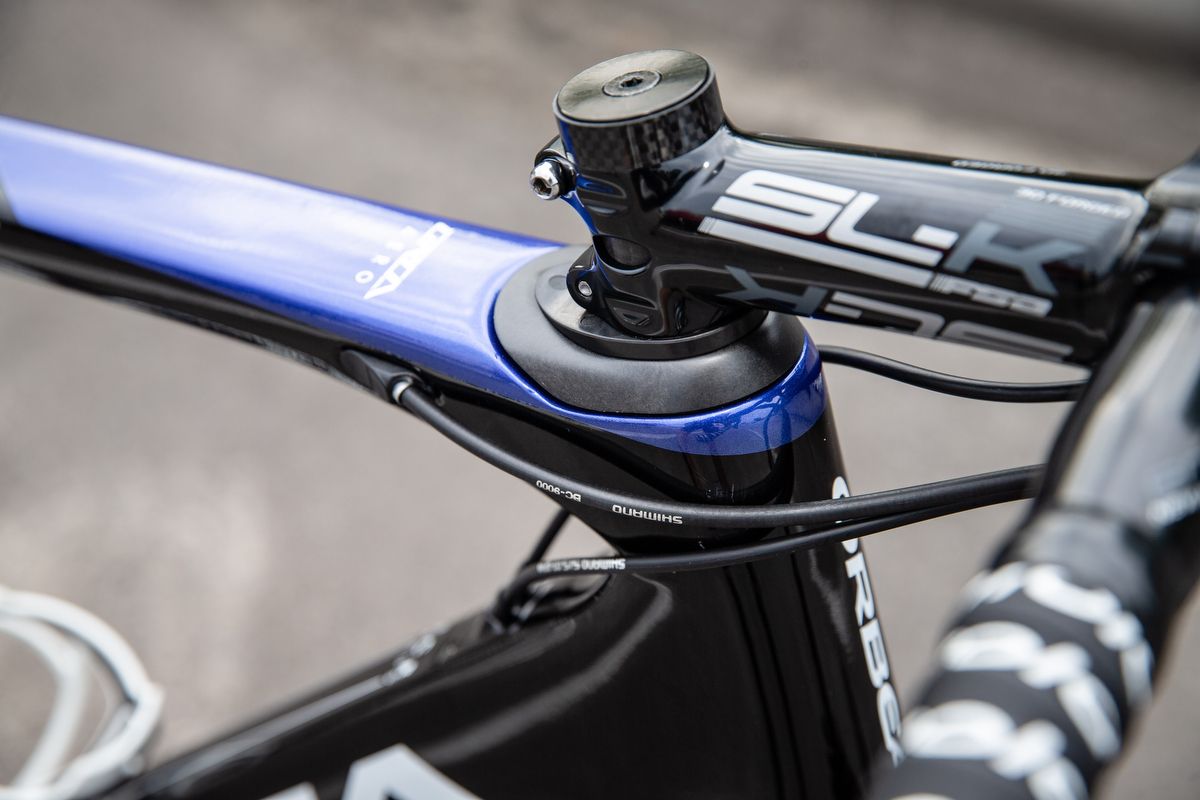 An aero top cap is used, with matching aero spacers also available if needed