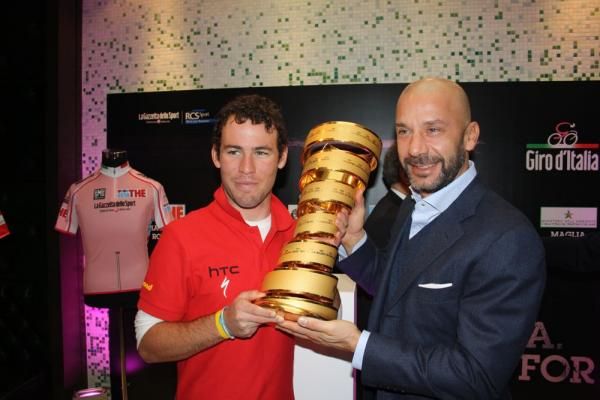 Mark Cavendish with Italian football legend Gianluca Vialli at the special Giro d'Italia presentation in London.