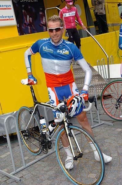 Christophe Moreau (Ag2r Pr&eacute;voyance) picks up his bike to start stage 2