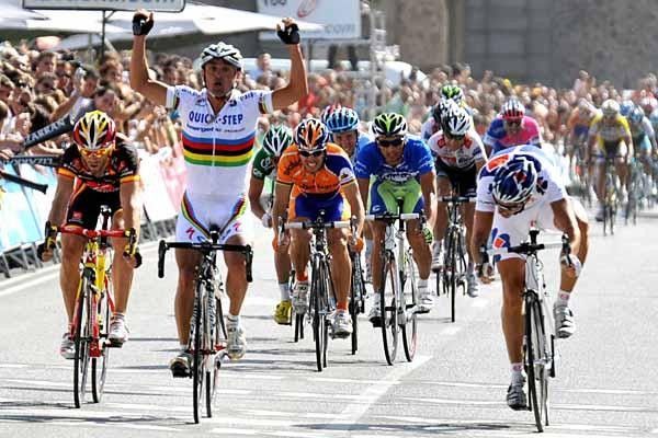 Philippe Gilbert (Fran&ccedil;aise des Jeux) looks over but Paolo Bettini (Quick Step) has already claimed the victory.