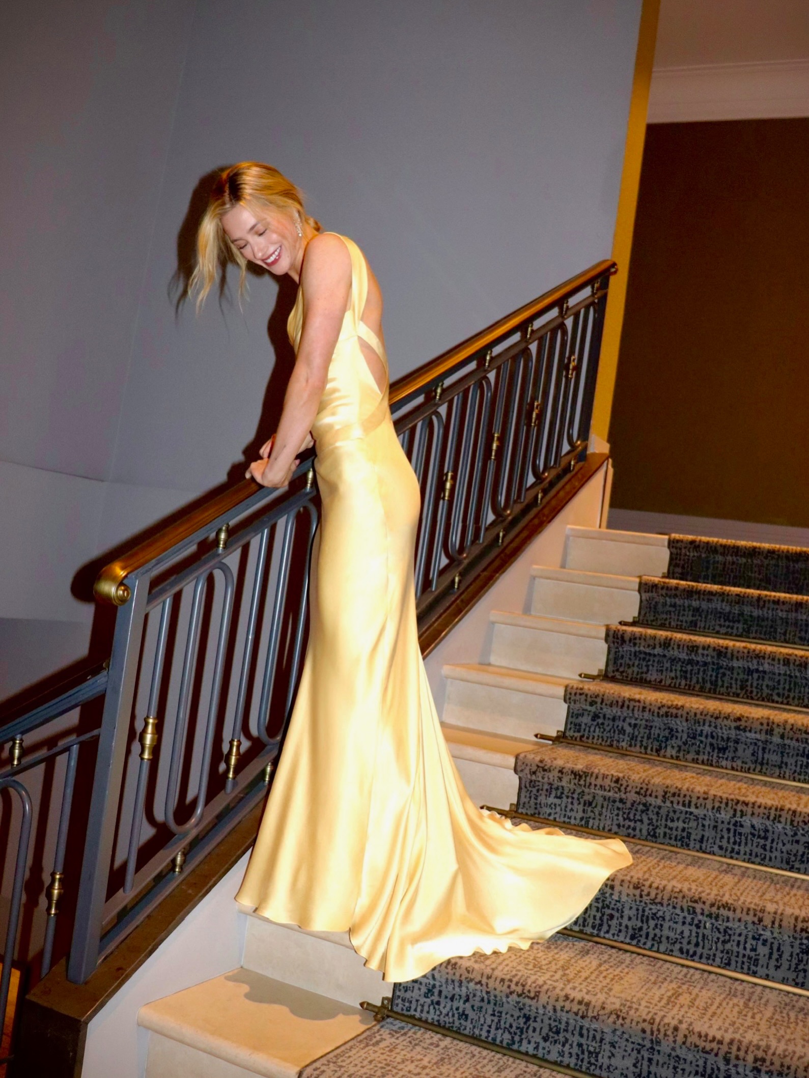 Lili Reinhart pays tribute to Kate Hudson's yellow dress in How to Lose a Guy in 10 Days while promoting The Love Hypothesis, she is a woman with blonde hair