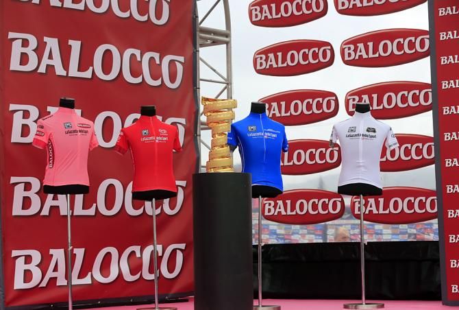The leader's jersey displayed at the start in Belfast