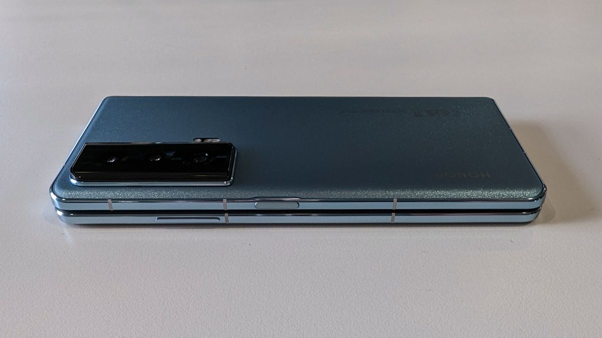 Honor Magic Vs hands-on closed back side