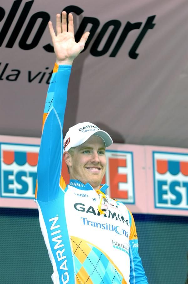 Tyler Farrar (Garmin-Transitions) waves to the appreciative crowd from the podium