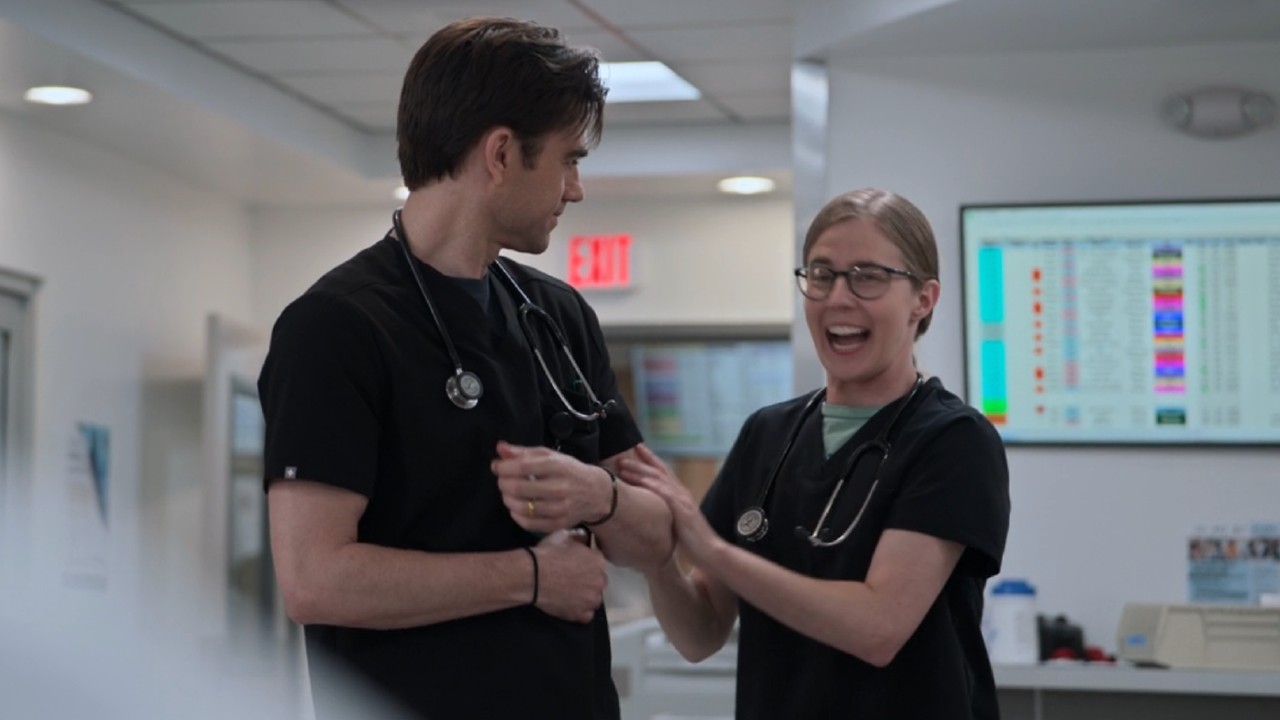 Langdon keek naar Mel, die erg blij was. Langons trouwring zit aan zijn linkervinger.