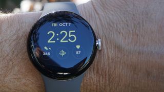 Google Pixel Watch: kello ihmisen ranteessa