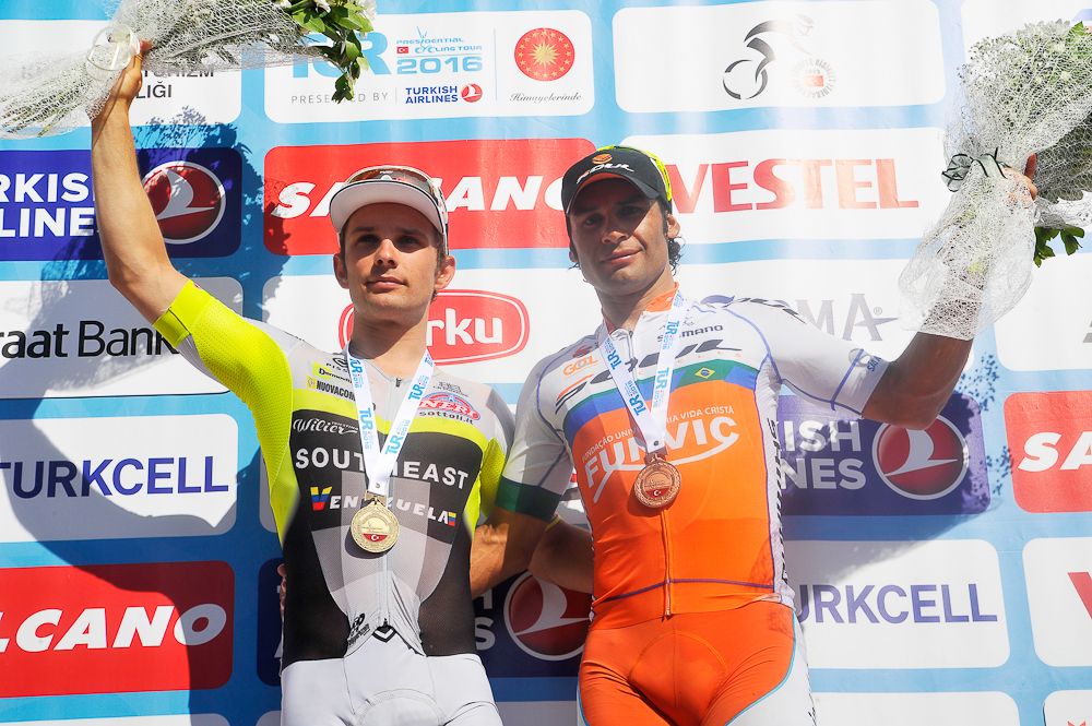 Final stage winner Jakub Mareczko (Southeast - Venezuela) and third-placed Francisco Chamorro (Funvic Soul Cycles - Carrefour)
