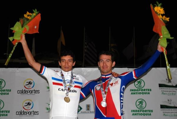 Arles Antonio Castro (Colombia) and Gonzalo Sabas Miranda (Chile) on the men's pursuit podium