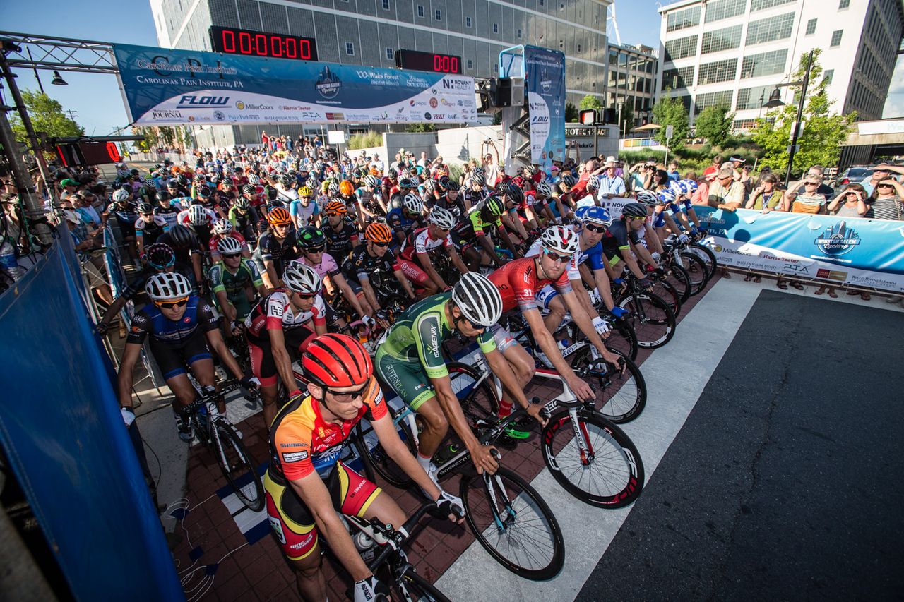 The mens field comes to the start line.