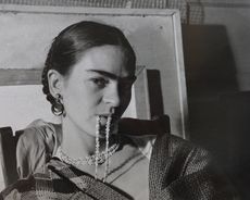 Frida biting her necklace, 1933, by Lucienne Bloch