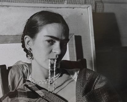 Frida biting her necklace, 1933, by Lucienne Bloch