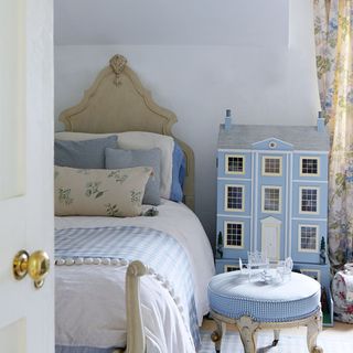 guest bedroom with blue wall and stool