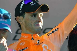 A happy Samuel Sánchez (Euskaltel-Euskadi) waves to spectators.