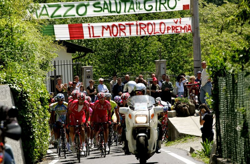 The peloton starts the 12.4km ascent of the Mortirolo from Mazzo di Valtellina in 2004