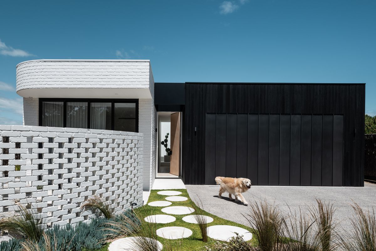 this-beach-house-in-australia-breaks-tradition-with-a-more-modern