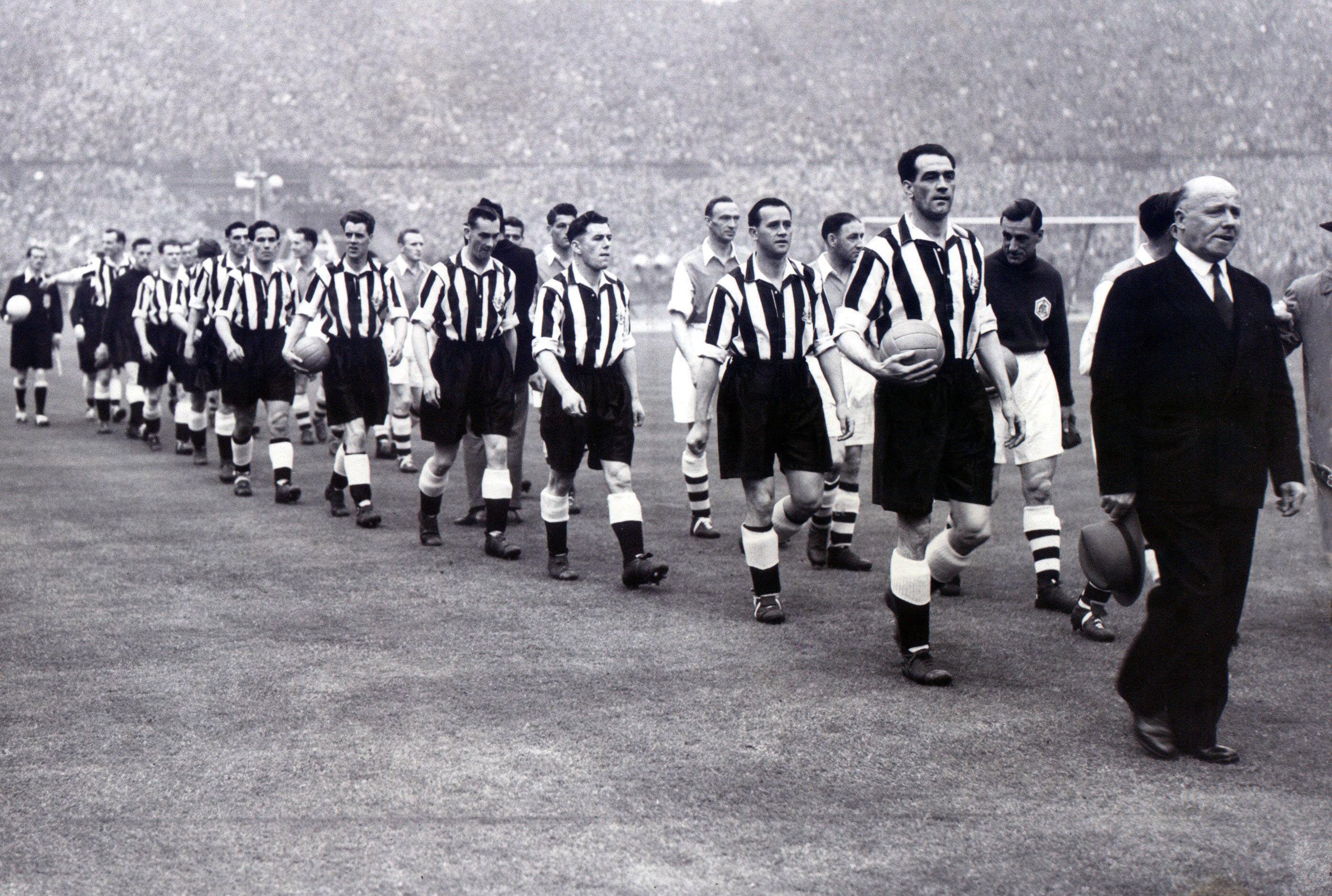 Robledo and his Newcastle teammates walk out at Wembley for the 1952 FA Cup Final