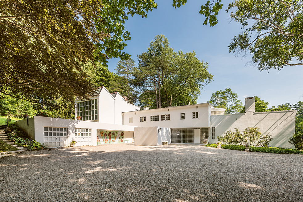 Suzy Frelinghuysen and George L K Morris | George Sanderson, John Butler Swann - The white exterior informed by Le Corbusier, USA