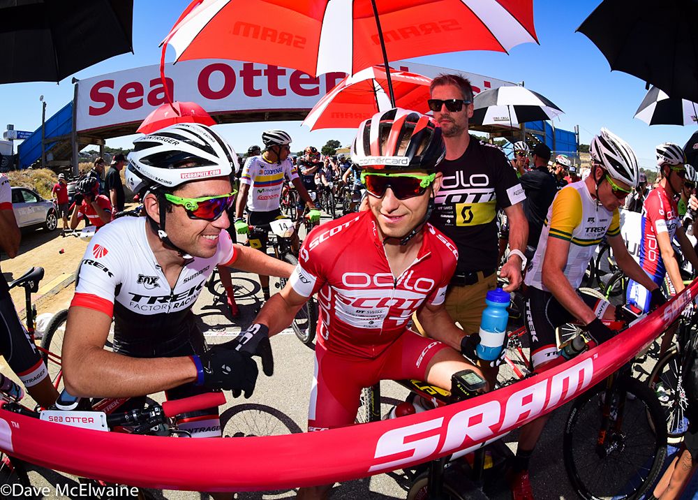 Nino Schurter (Scott Odlo) and Sergio Mantecon (Trek) shake hands at the start
