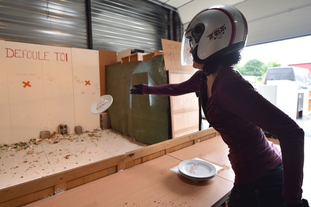 Plate smashing booth in France