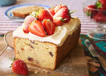 Almond, strawberry and cream loaf cake