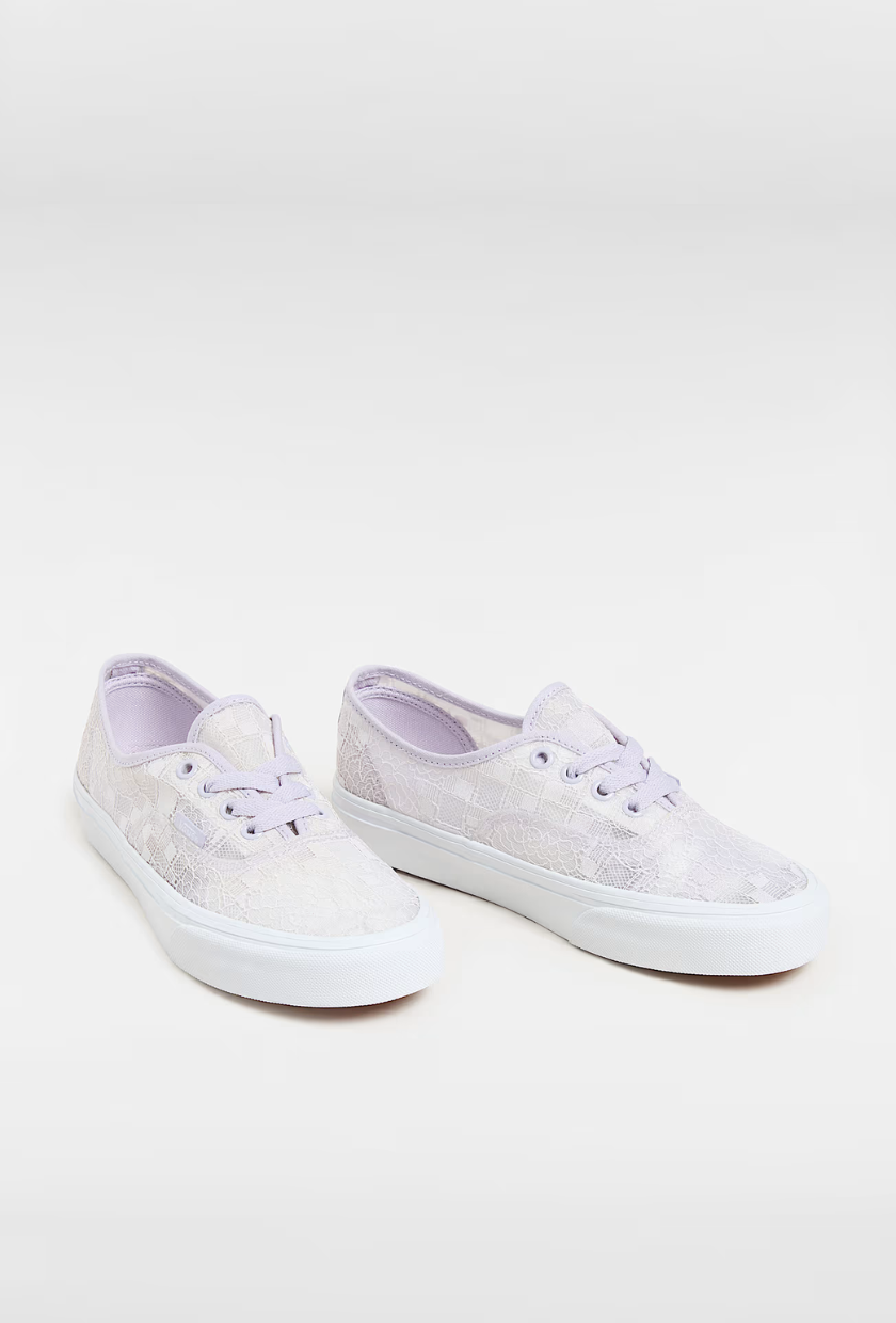 An image of the best white sneakers.