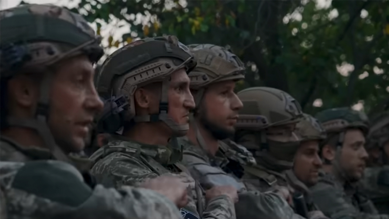 Soldiers in a line in 2000 Meters to Andriivka