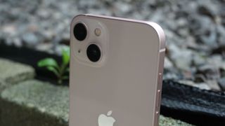 Bagsiden af opretstående iPhone 13