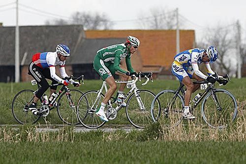 Through West Flemish fields Christophe Riblon leads S&eacute;bastien Hinault and Serguei Ivanov