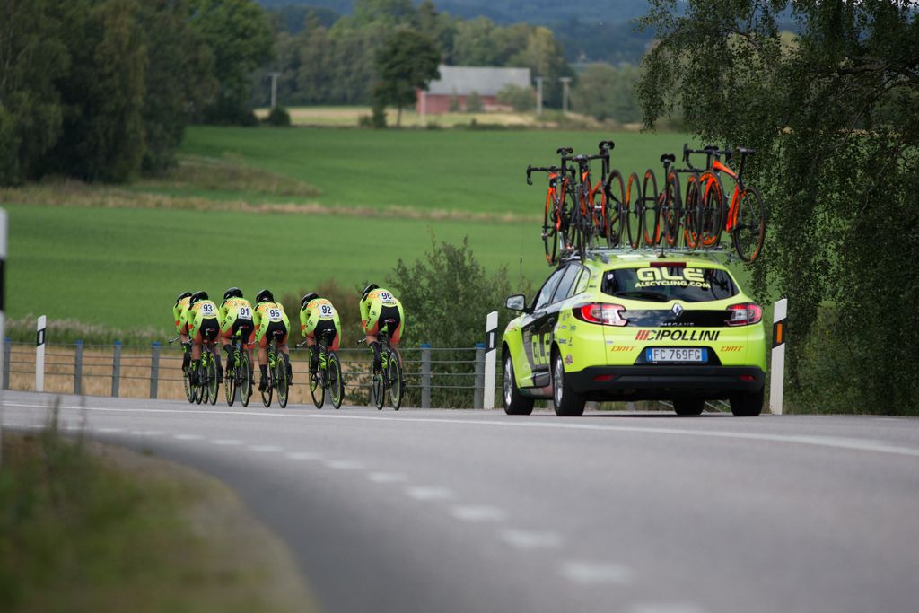 The Al&eacute; Cipollini squad on course
