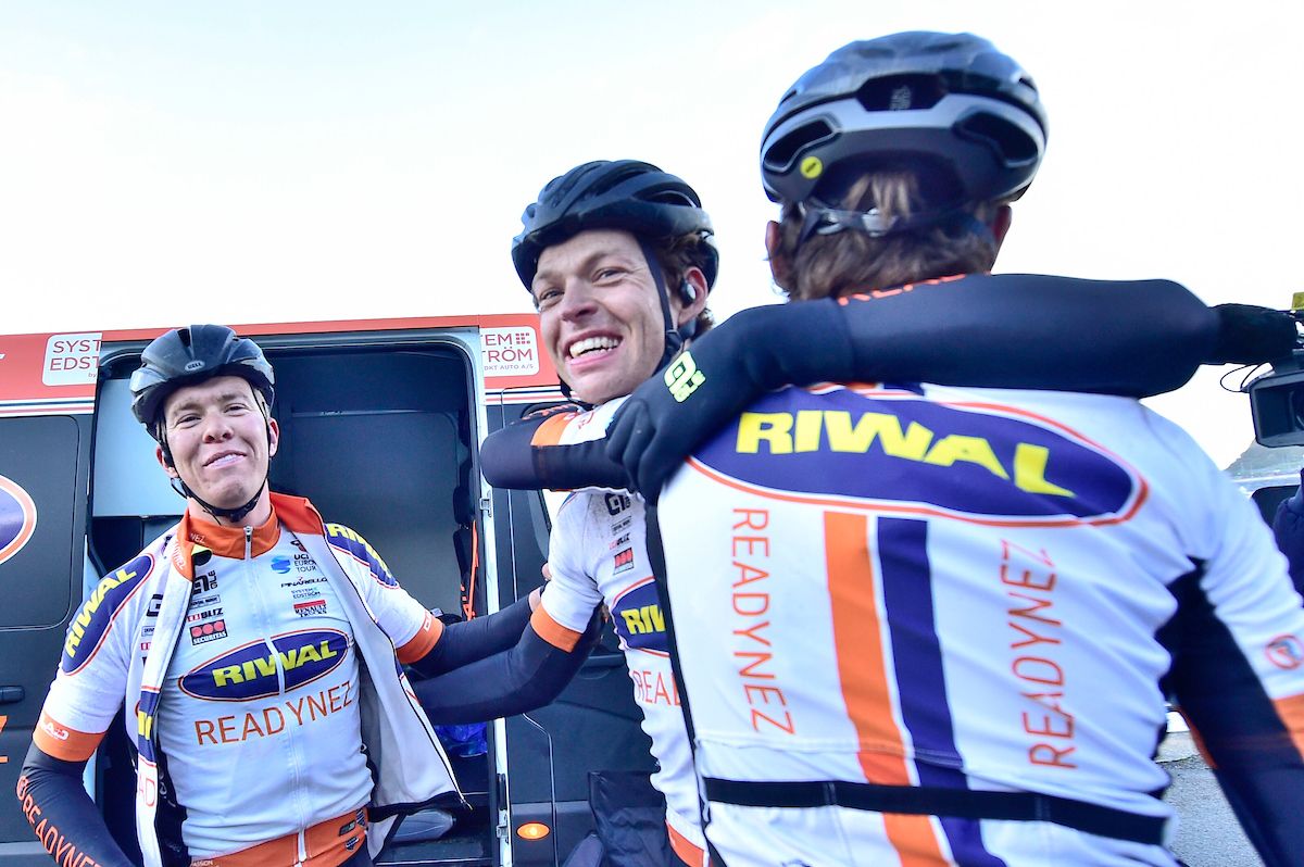 Kamp and his Riwal teammates celebrate together