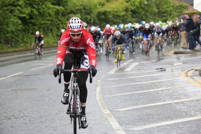 Sander Armee tries to hold off the peloton