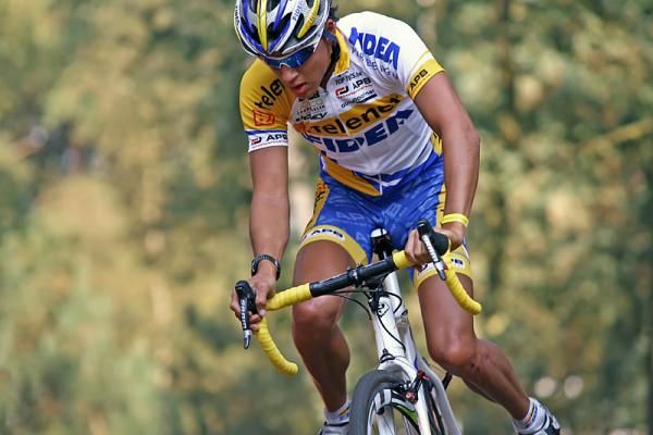Tom Meeusen (Telenet-Fidea) remounts in Kalmthout.