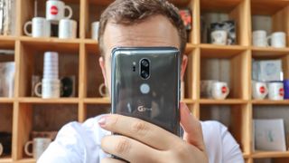 LG G7 ThinQ on tavallisen näköinen, riskejä karttava puhelin. Se täyttää odotuksemme, mutta ei ylitä niitä.