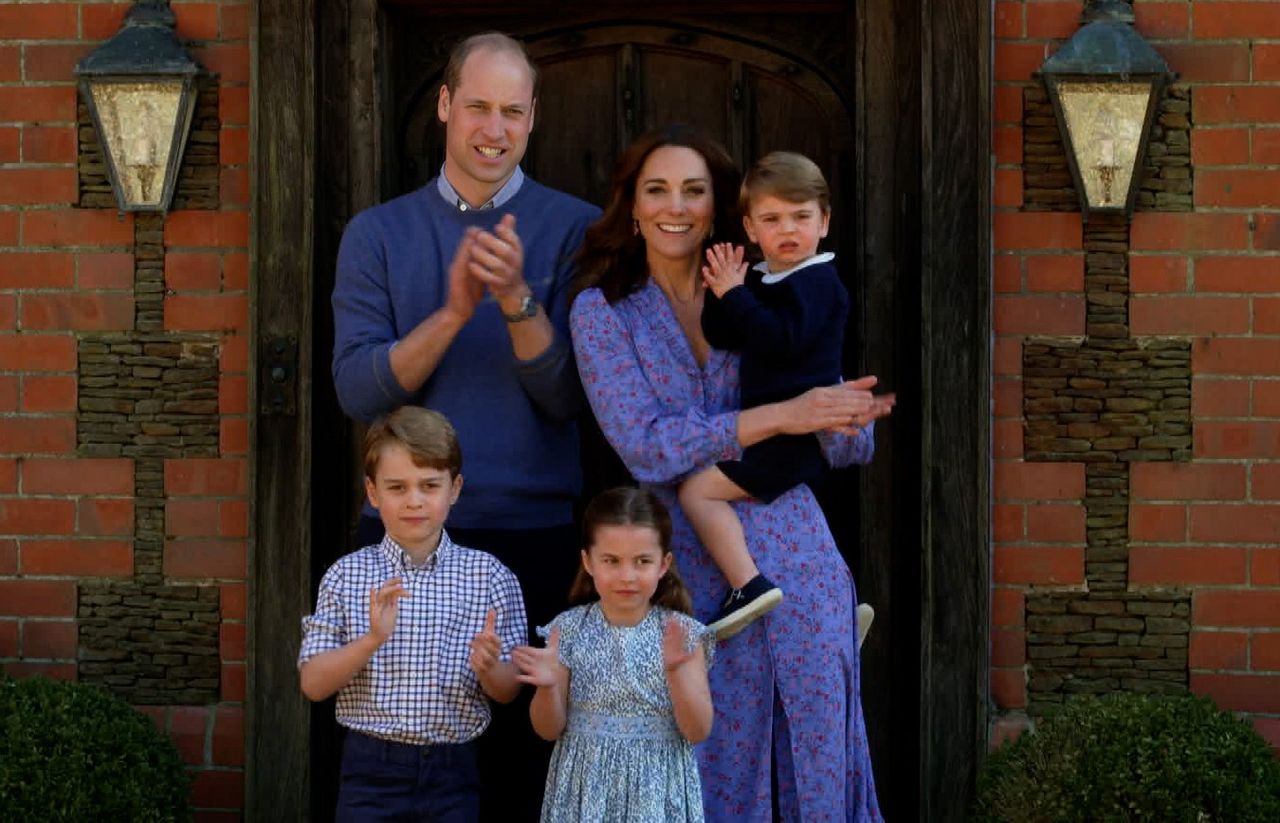 Prince William, Duke of Cambridge, Catherine Duchess of Cambridge, Prince George of Cambridge, Princess Charlotte of Cambridge and Prince Louis of Cambridge clap for NHS carers