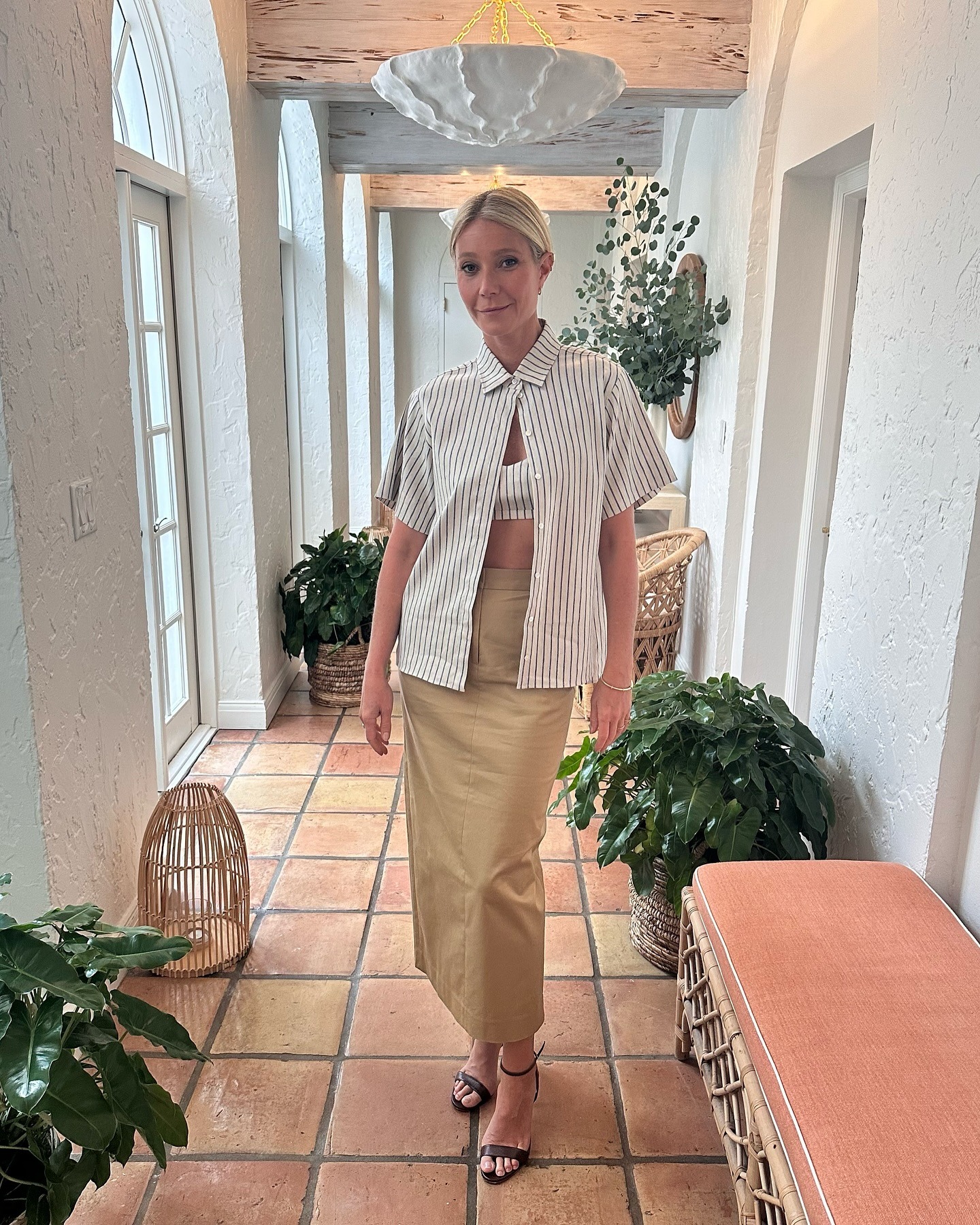 Gwyneth Paltrow wears a midaxi pencil skirt.