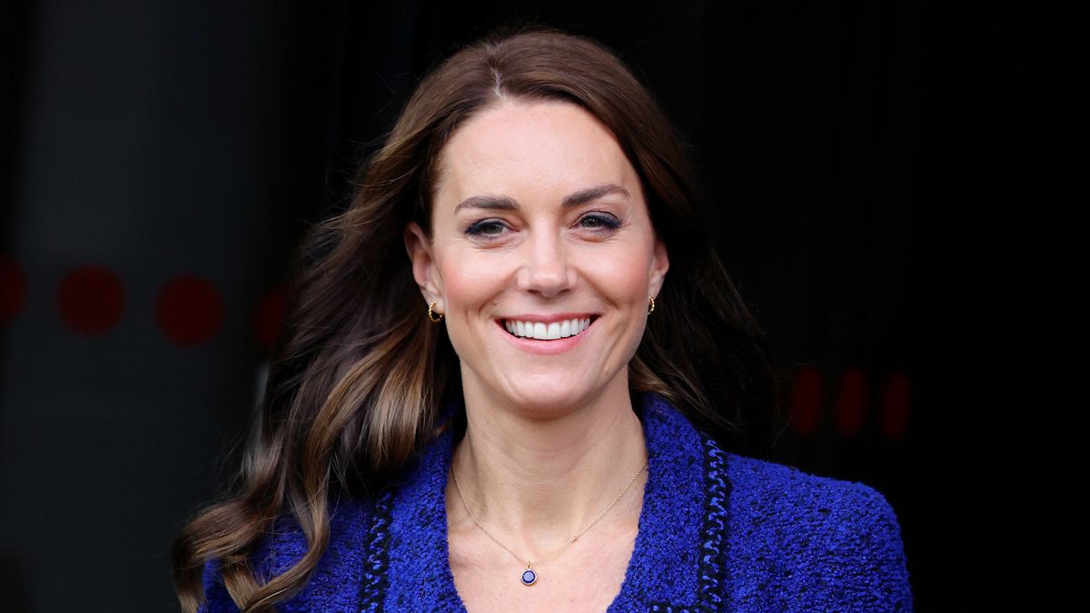 Kate Middleton wears the polka dot trend with a stunning silk blouse ...