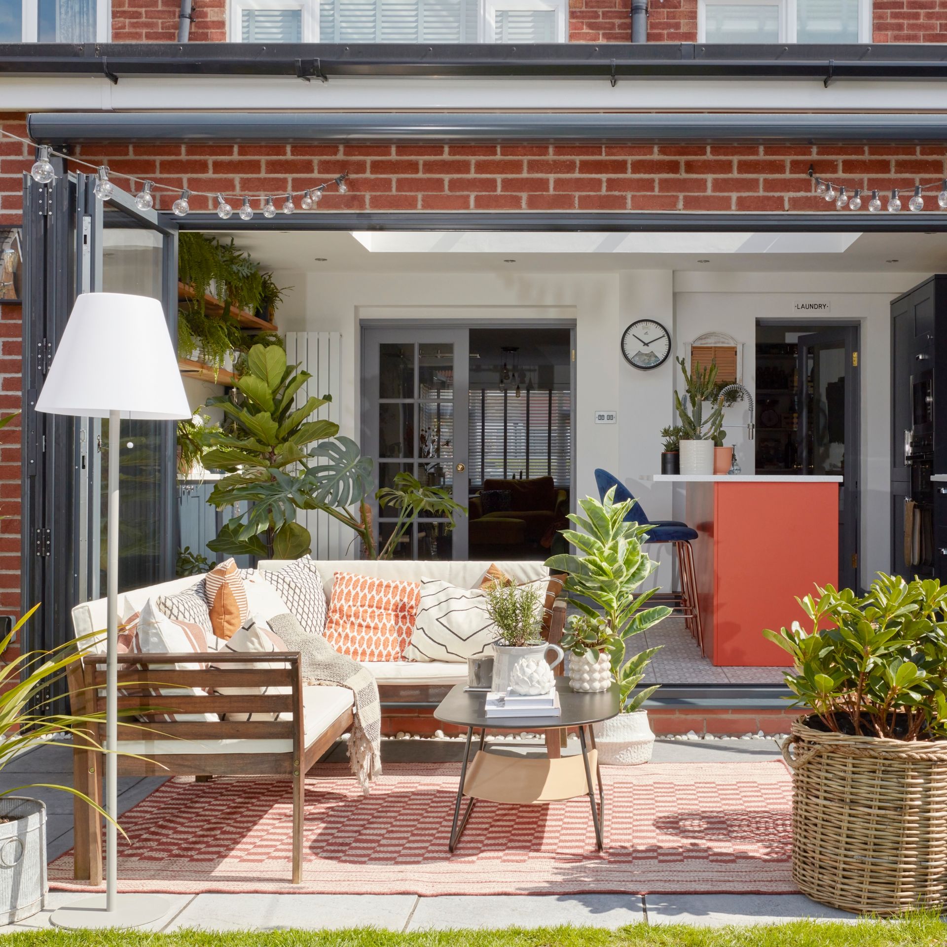 Dekorasi teras luar ruangan terakota Hillarys