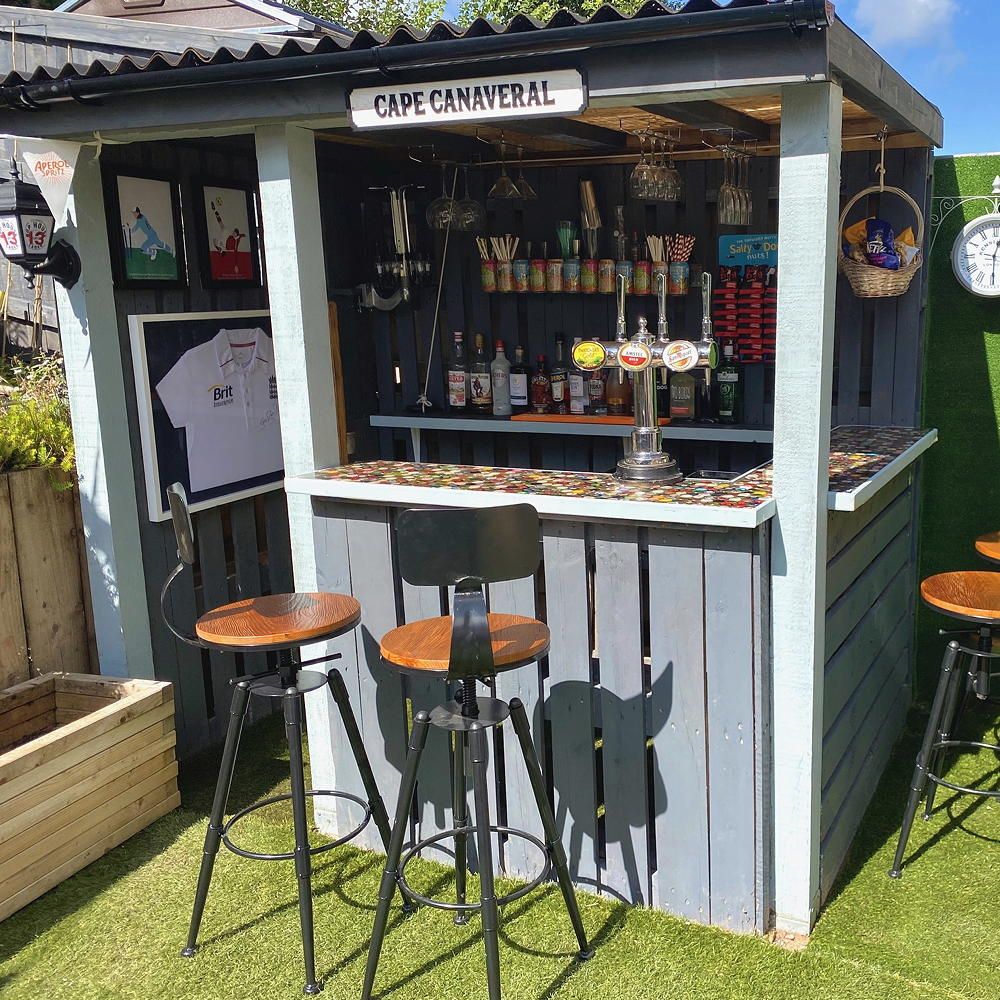 This bottle top garden bar transformation is the ultimate garden set-up ...