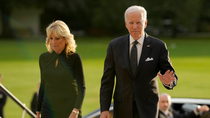 US President Joe Biden (R) and First Lady Jill Biden (L) arrives at Buckingham Palace in London on September 18, 2022, following the death of Queen Elizabeth II on September 8. - Britain was gearing up Sunday for the momentous state funeral of Queen Elizabeth II as King Charles III prepared to host world leaders and as mourners queued for the final 24 hours left to view her coffin, lying in state in Westminster Hall at the Palace of Westminster. 
